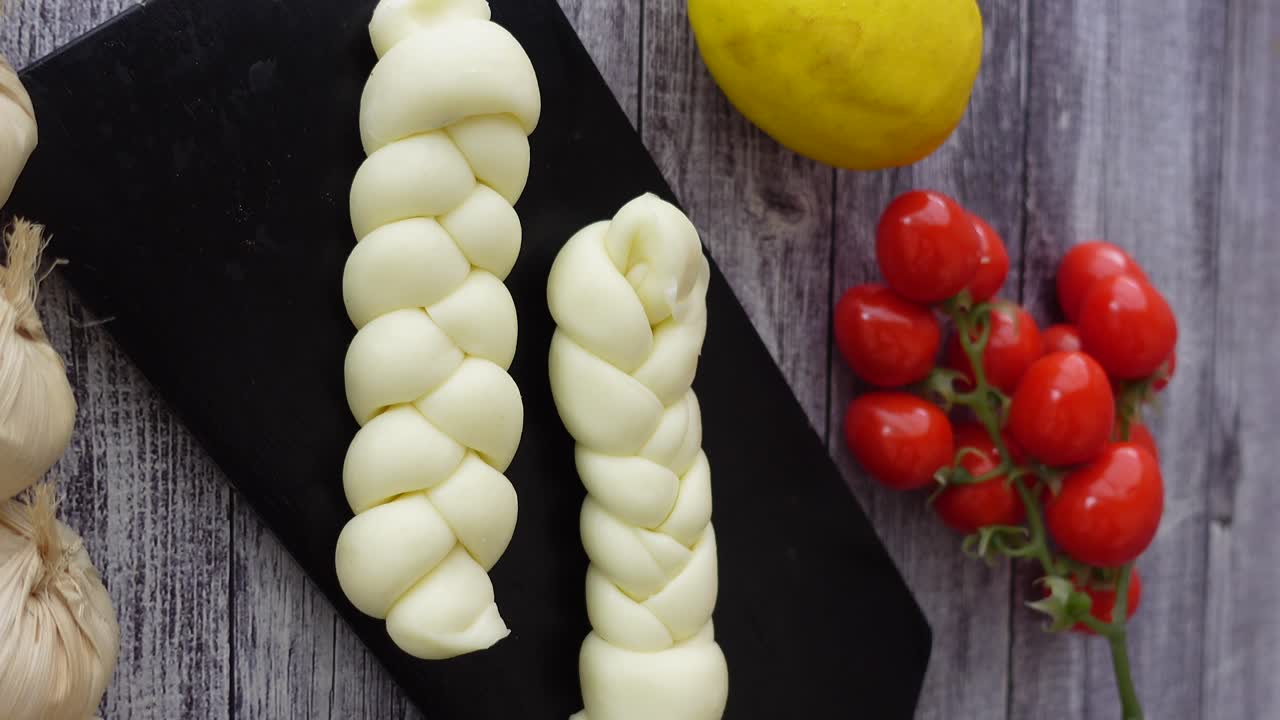 Sebzeli ve Sarımsaklı Örgü Peyniri