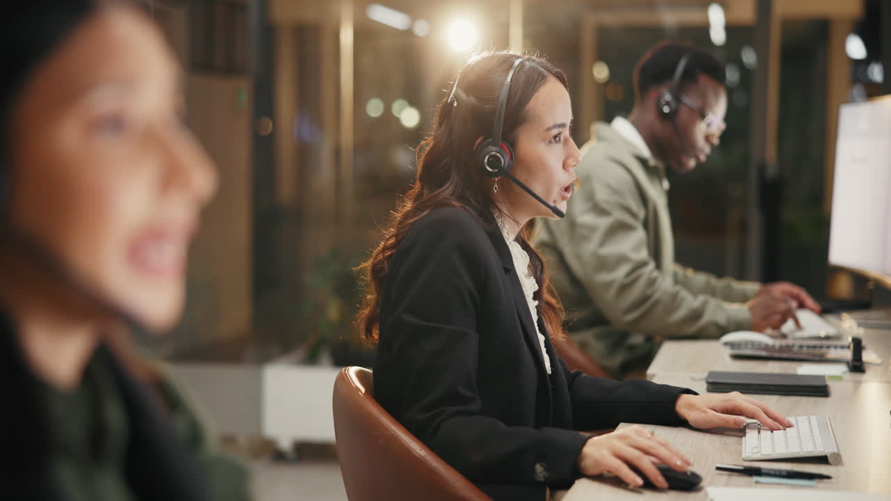 Addetti del call center che lavorano alle loro scrivanie