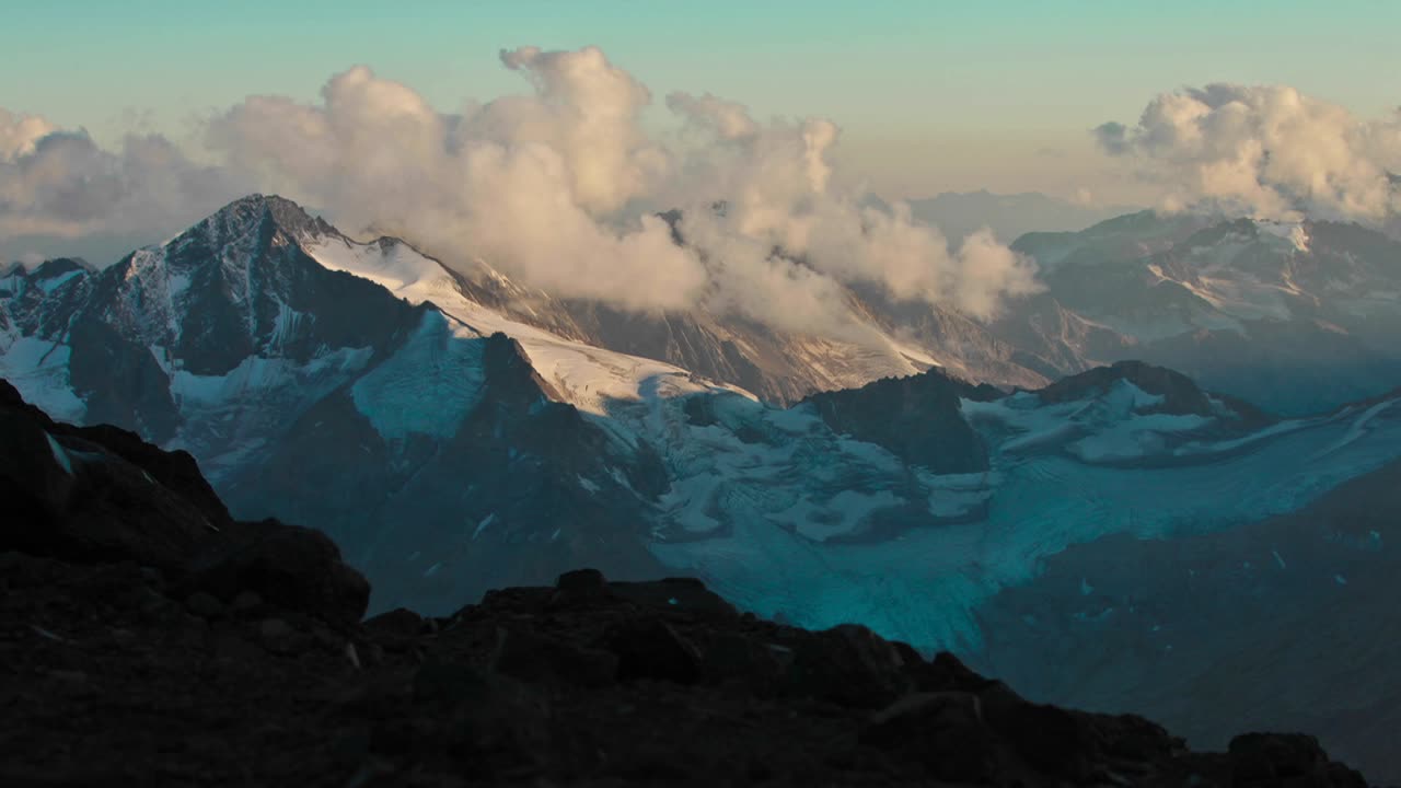 코카서스 산맥 위로 움직이는 태양과 구름