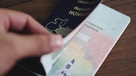 persona revisa el pasaporte de honduras durante su viaje turístico