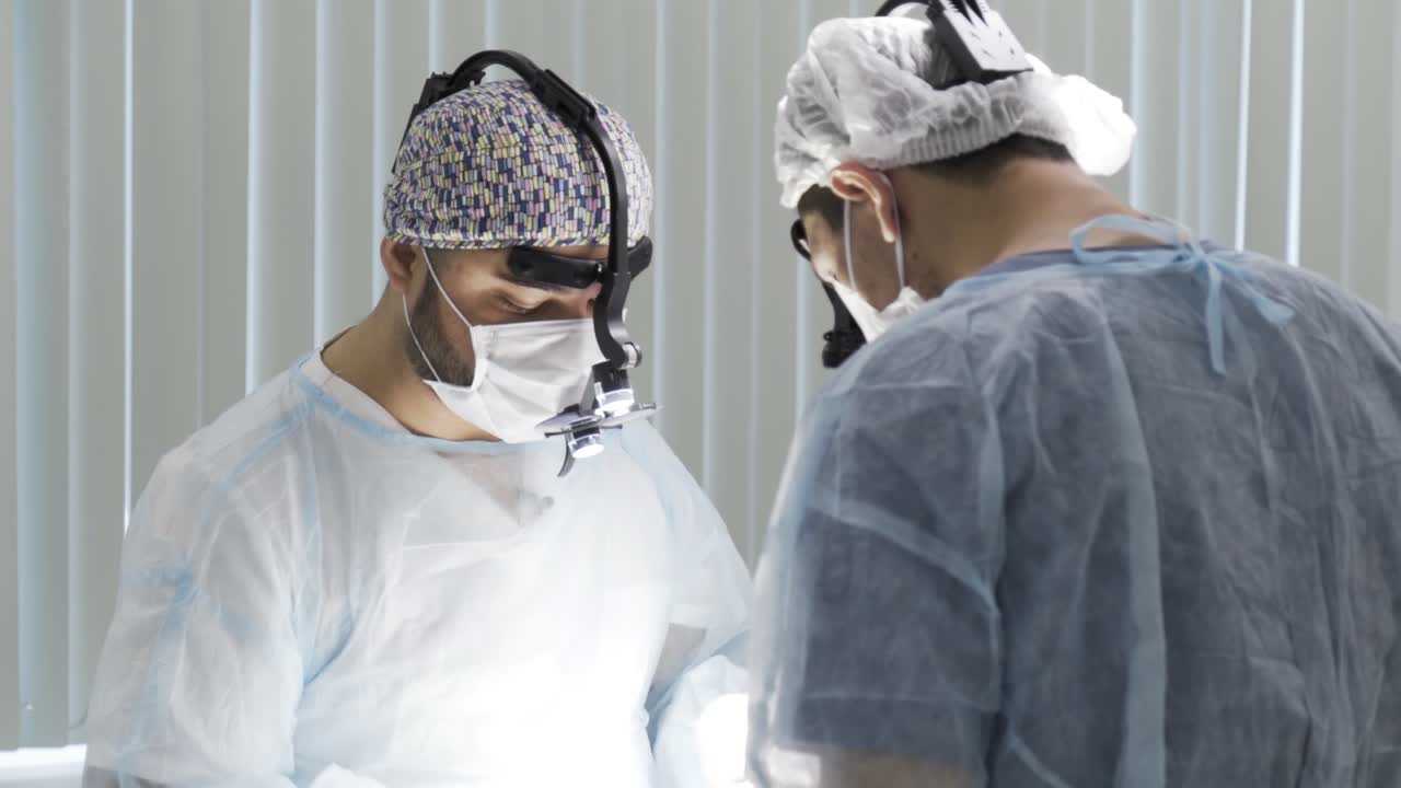 cirujanos que realizan un procedimiento