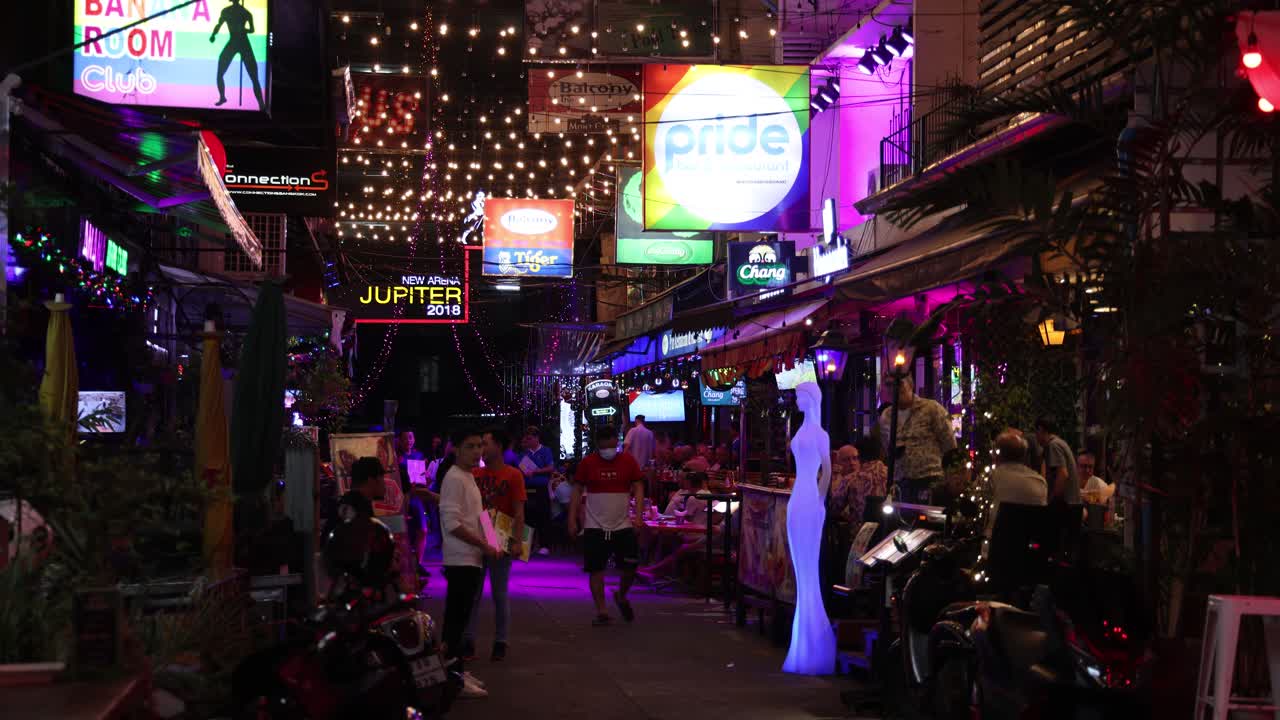 활기찬 조명과 활동으로 비는 거리 축제