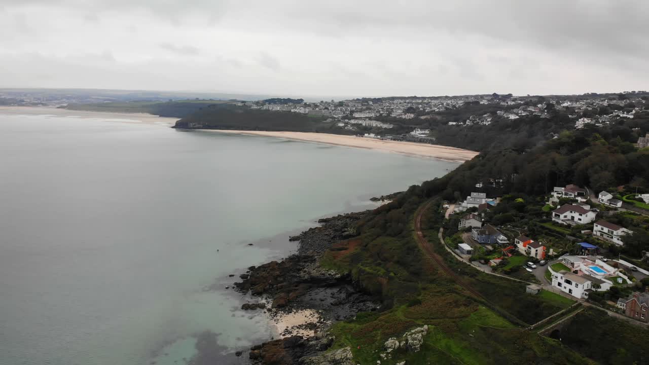 drone en movimiento hacia adelante disparó desde el punto de porthminster mirando hacia carbis bay y hayle cornwall inglaterra