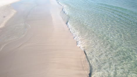 Luftaufnahme-Eines-Weißen-Sandstrandes-Mit-Smaragdgrünen-Wasserwellen-Am-Strand