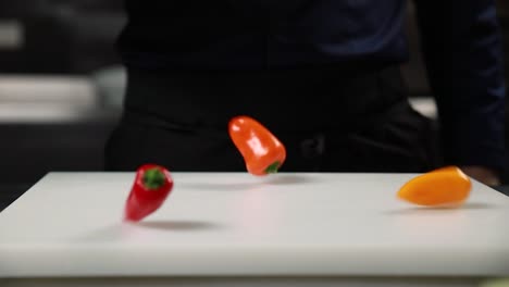 chef preparando pimientos en una tabla de cortar