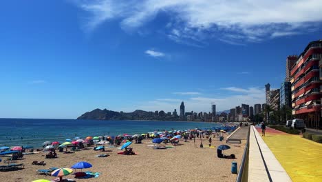 Playa-En-Benidorm-En-España-Durante-El-Día-Pan-Medio-Vacío-A-La-Derecha-4k-30-Fps