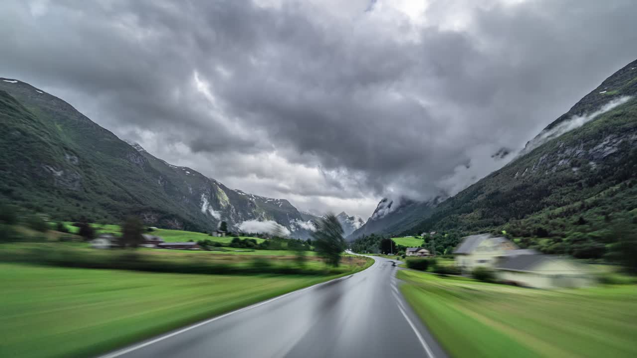Vista in prima persona del giro in auto sulla strada stretta nella campagna norvegese