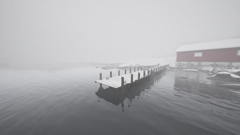 muelle cubierto de nieve en el helado mar noruego