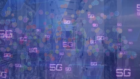 múltiples textos 5g y red de iconos digitales contra la sala de servidores de computadora vacía