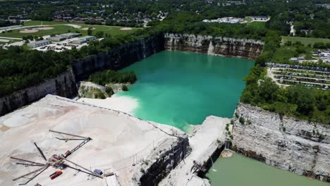 Steinbruch-Im-Tagebau-In-Wisconsin-Zur-Herstellung-Von-Kalkstein,-Schüttstein,-Sand,-Beton,-Asphaltmischgut,-Verfüllmaterial-Und-Kies-Für-Alltägliche-Bauprojekte