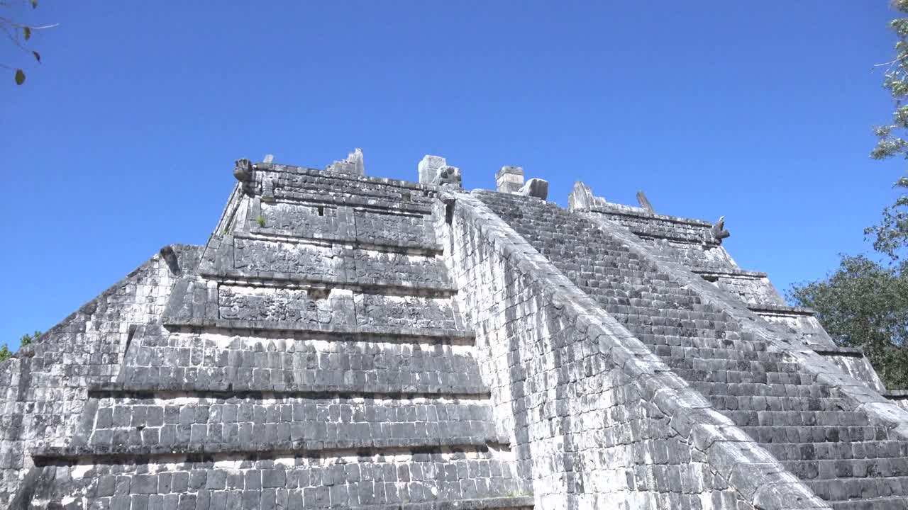멕시코 유카탄 의 엘 카라콜 에 있는 치 ⁇  이차 의 천문대 에서 가까이 보이는 계단