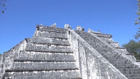 Vista-De-Cerca-De-Las-Escaleras-Del-Observatorio-En-Chichén-Itzá,-El-Caracol-En-Yucatán-México