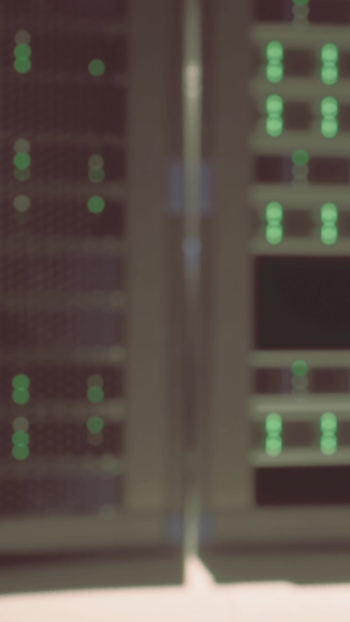 Datacenter med serverracks, der viser lys i et teknologimiljø.