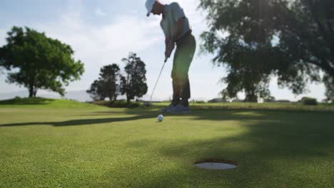 Jugador-De-Golf-Golpeando-La-Pelota-Con-Su-Palo.