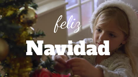 una chica sonríe y decora un árbol de navidad en su sala de estar.