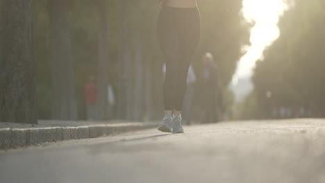 mujer corriendo en el parque