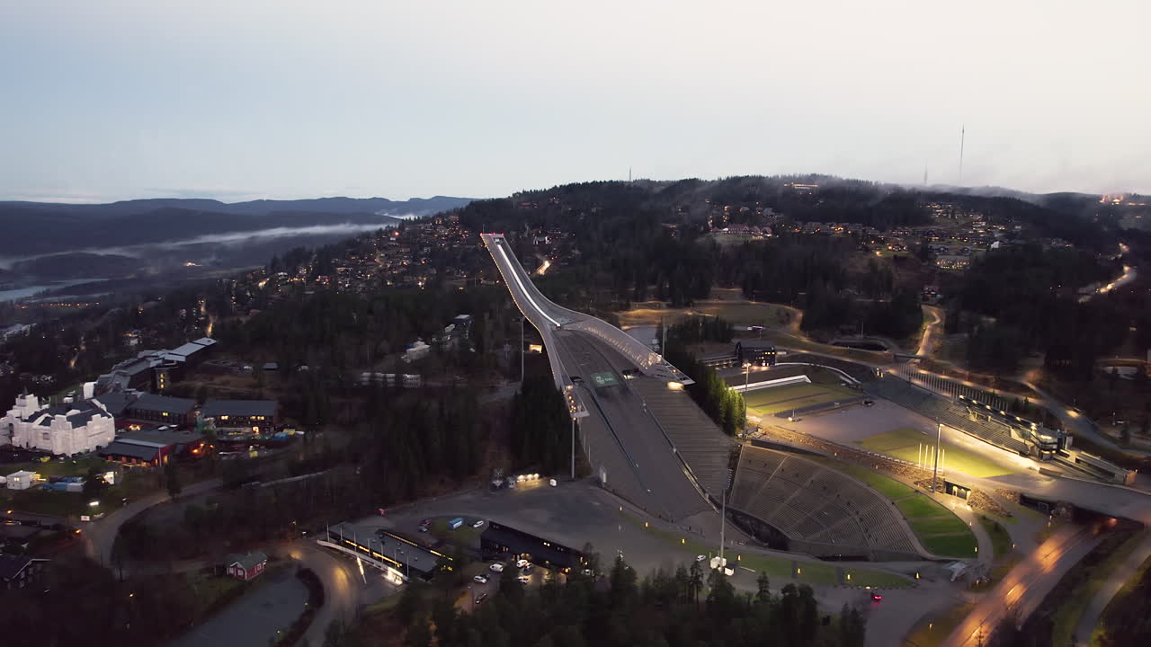 vista aérea de la colina de saltos de esquí holmenkollbakken y el museo en oslo, noruega al atardecer