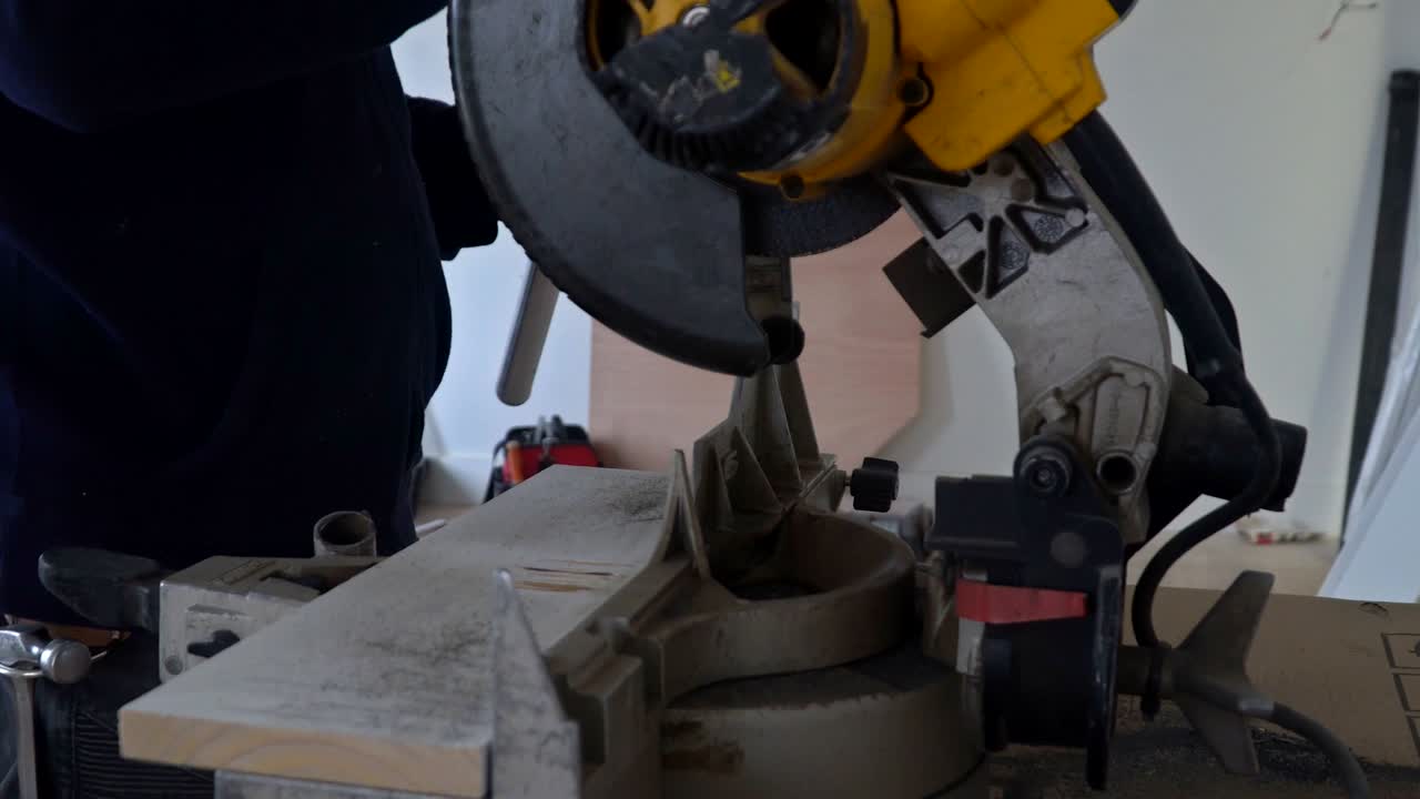 artesano que corta metal con una molienda de disco en chispas mientras moliere hierro