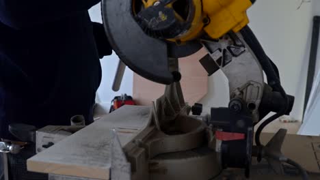 artesano que corta metal con una molienda de disco en chispas mientras moliere hierro