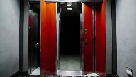 pasillo vacío con puertas rojas y señal de salida de emergencia