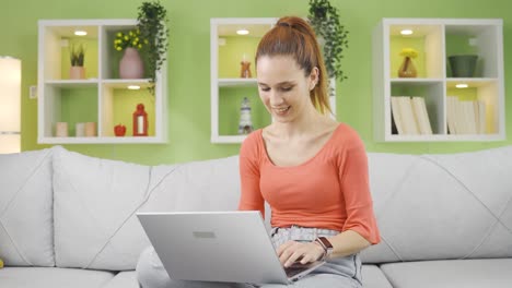 Mujer-Feliz-Trabajando-En-La-Computadora-Portátil.