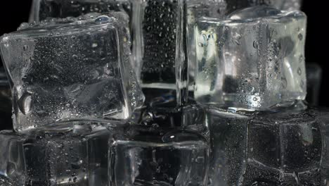 verter soda, alcohol vodka, tequila, ginebra, agua en un vaso de beber con cubitos de hielo, en cámara lenta