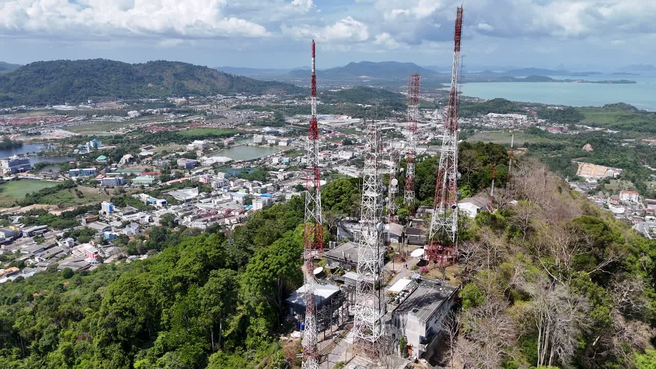 드론 영상은 태국 푸켓의 원이 언덕 꼭대기에 있는 통신탑을 포착합니다.