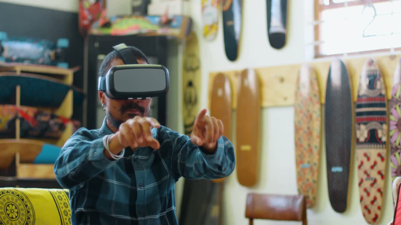 Uomo che utilizza visore per realtà virtuale 4k