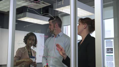 profesionales de negocios que trabajan en una oficina moderna
