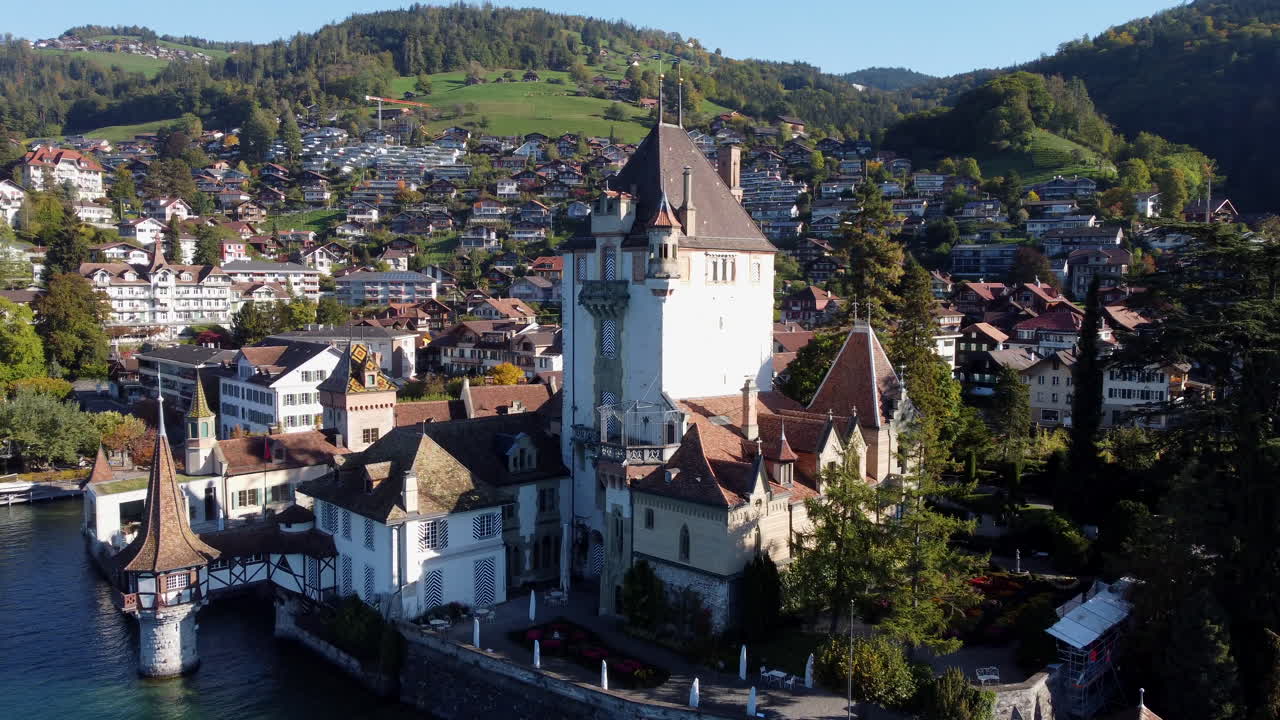 fantástica toma aérea en órbita sobre el castillo de oberhofen en suiza en un día soleado