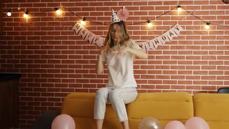 cumpleaños en casa - chica feliz, decoración y globos divirtiéndose