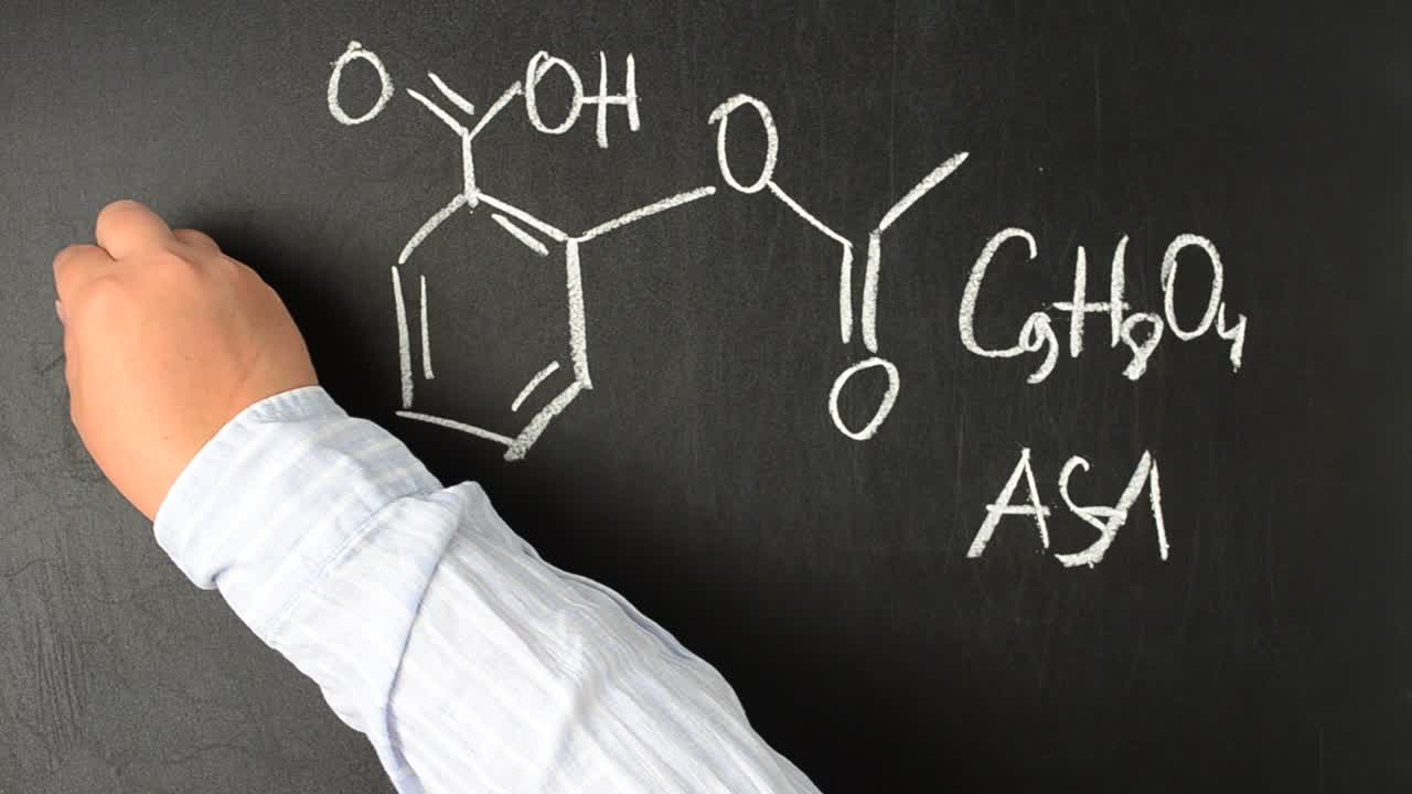 Formula chimica dell'Aspirina. Scritta con il gesso su una lavagna