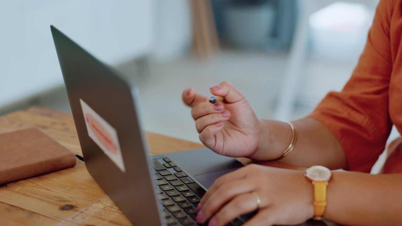 manos de mujer escribiendo en una computadora portátil para ideas