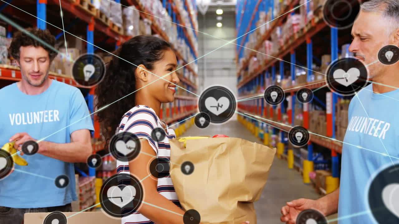 animación de una red de perfiles sobre una mujer biracial que dona una bolsa de comestibles a un voluntario masculino