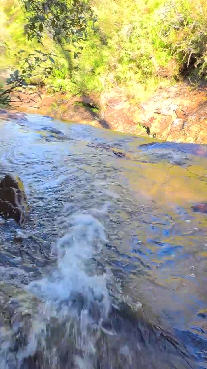 Inquadratura dall'alto di un ruscello impetuoso che scorre sulle rocce a Wentworth Falls, Blue Mountains.