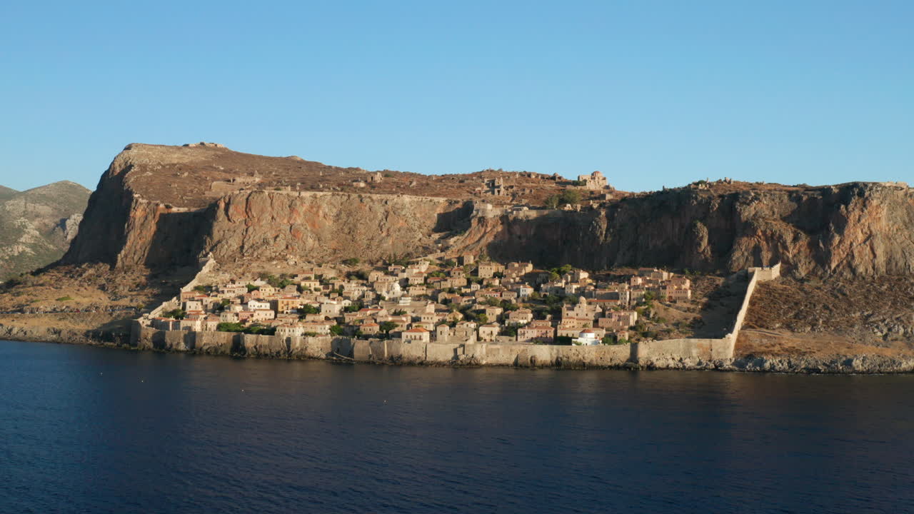 라코니아, 펠로폰네소스 동부 해안, 그리스 반도에 있는 모넴바시아의 오래된 중세 성곽 마을