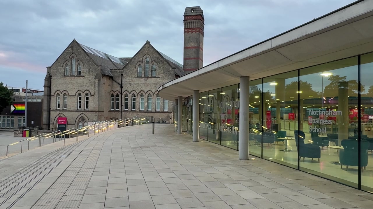 Edificio Newton e Arkwright presso il Campus Cittadino della Nottingham Trent University a Nottingham, Inghilterra, che mette in mostra l'iconica architettura accademica, l'istruzione superiore e la vita studentesca