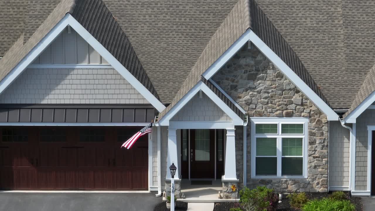 프라이 ⁇  커뮤니티에서 아름다운 조경과 함께 배경에 몇 가지 더 townhomes와 함께 타운 하우스를 기울이는 드론 보기