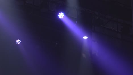 las luces del escenario brillando en el estudio. animación en bucle sin fisuras.