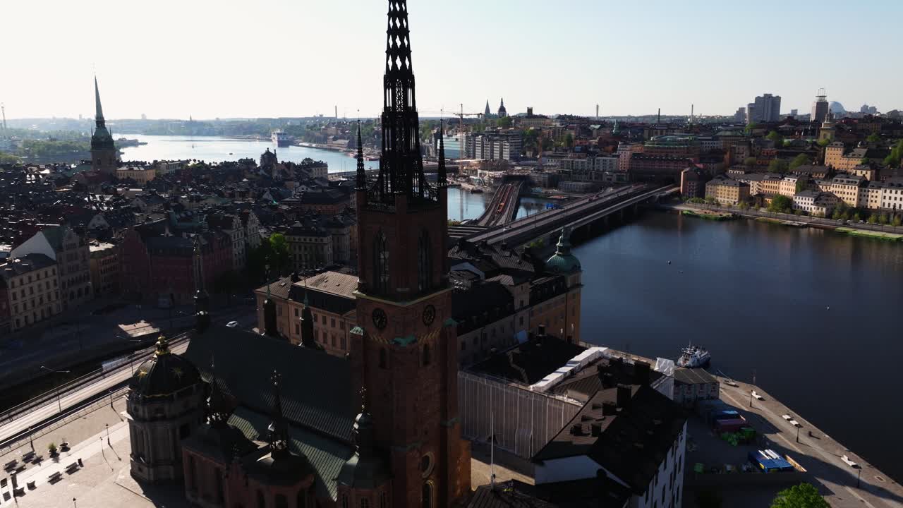 vuelo de avión no tripulado hacia adelante más allá de la iglesia de riddarholmen