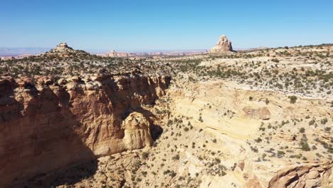 Sobrevuelo-Aéreo-De-Cañones-Cerca-Del-Mirador-De-Chimney-Rock-Frente-A-La-I70-En-Utah