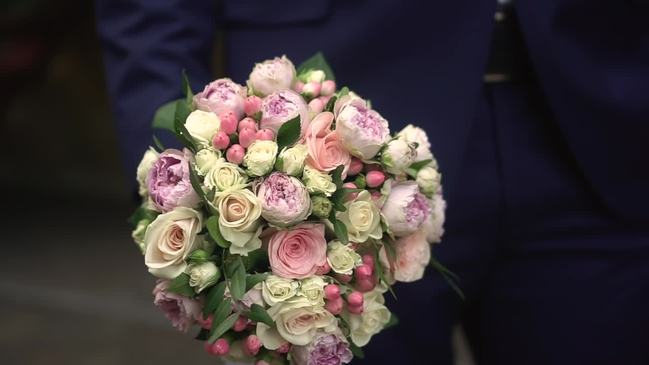 신랑 의 손 에 있는 결혼식 꽃다발