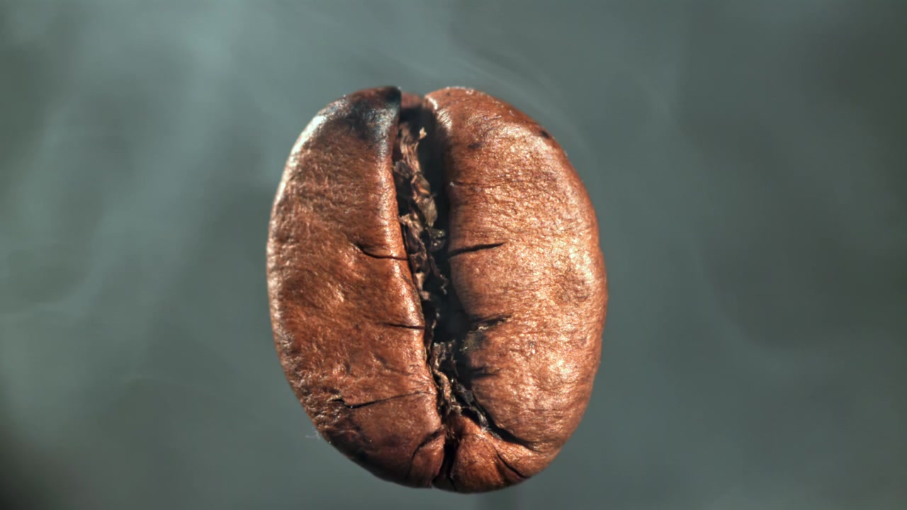 Primo piano di un chicco di caffè tostato fumante
