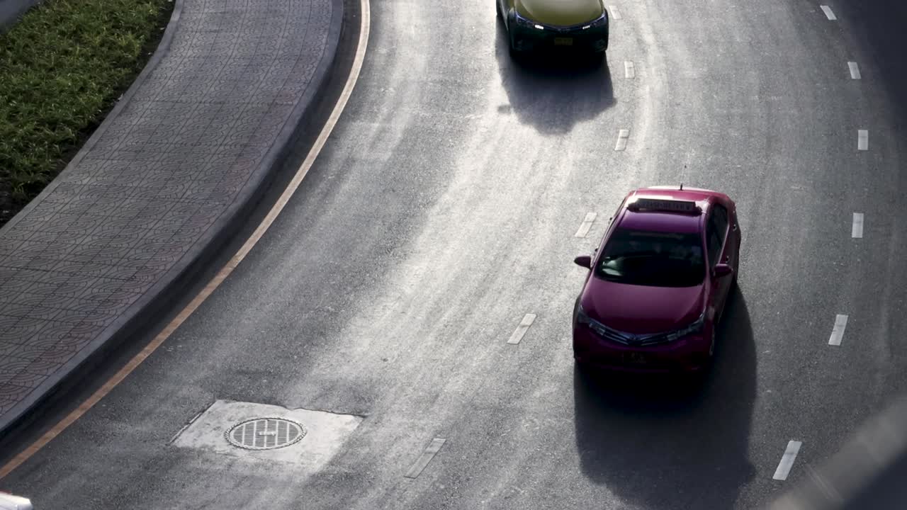 bangkok, tailandia - 12 de junio de 2020: vista de alto del tráfico de automóviles en la estación de wat phra sri mahatat bts
