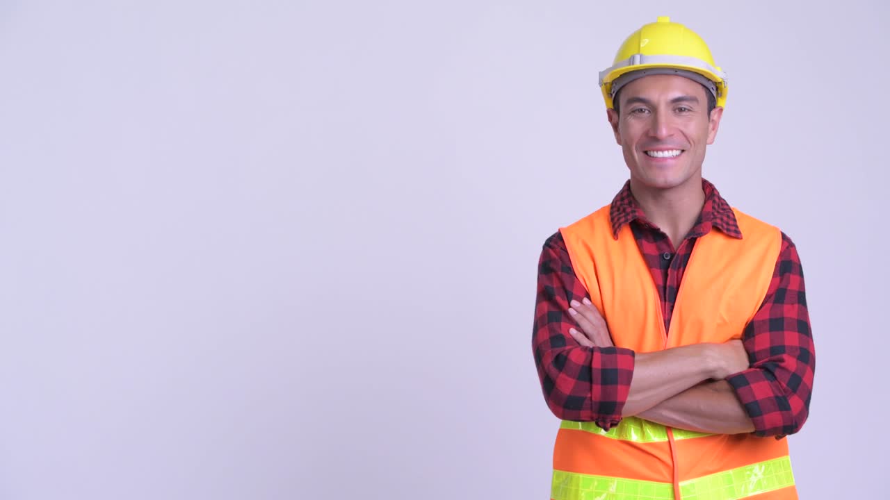joven y guapo hombre hispano trabajador de la construcción