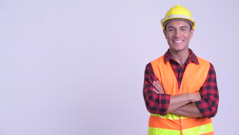 joven y guapo hombre hispano trabajador de la construcción