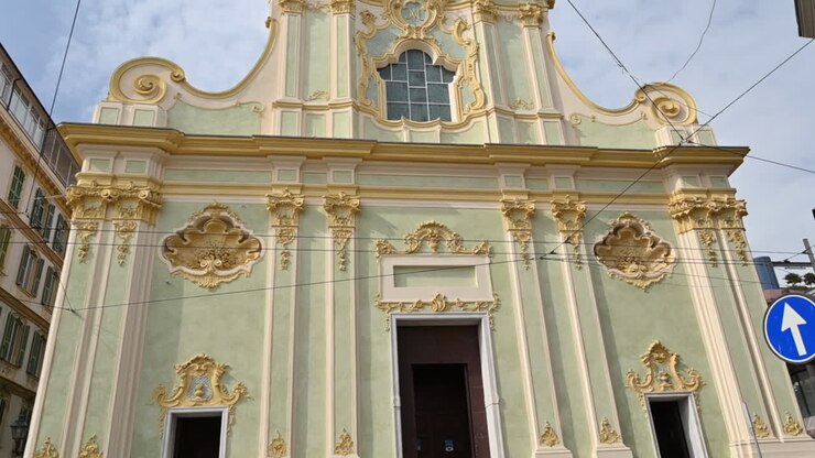 Chiesa gialla nel centro della città di Sanremo, Italia