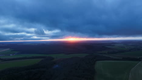 Luftsonnenuntergang-über-Feldern-In-Frankreichs-Wolkiger-Landschaft