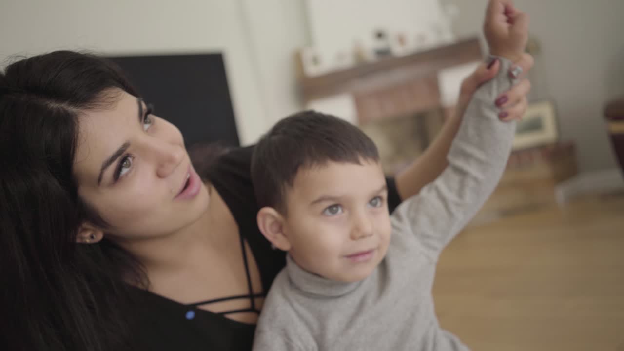 retrato de un sonriente niño de oriente medio con ojos de avellana imitando el vuelo de un avión