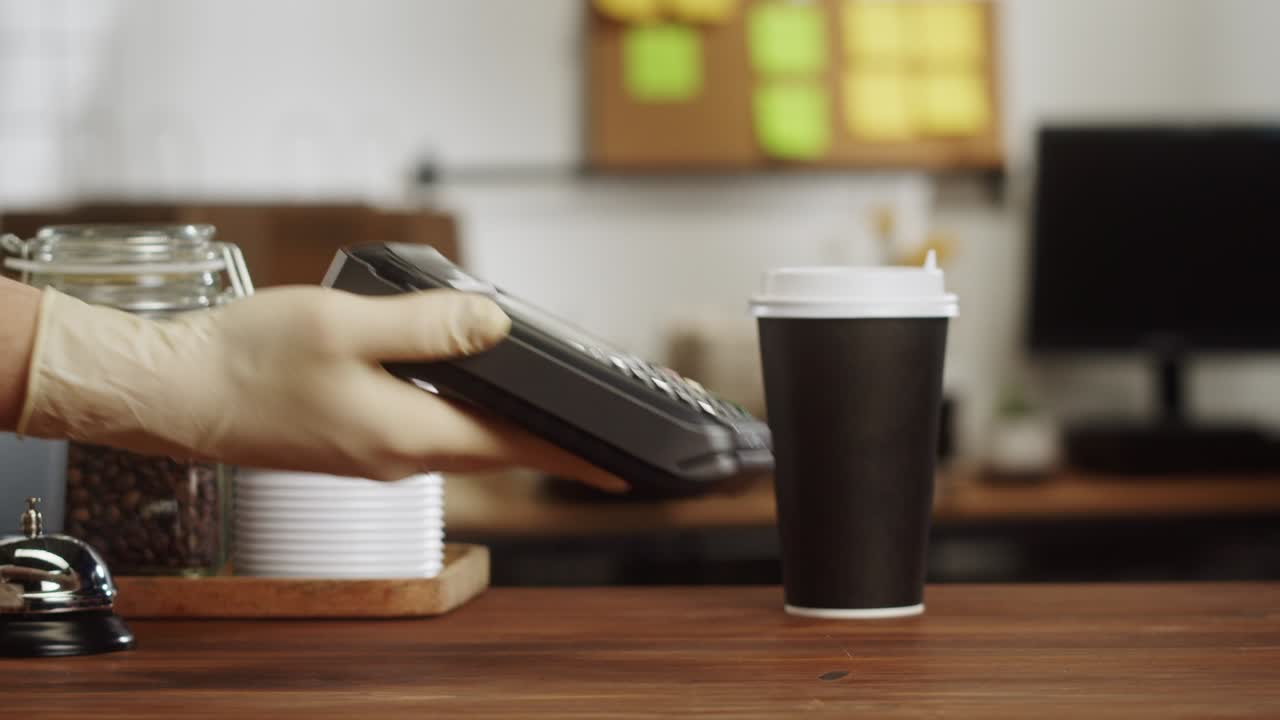Pagamento con carta di credito in un bar. Acquisto di cibo senza contatto in un ristorante. Concetto di tecnologia NFC. Acquisto di caffè, bevanda calda